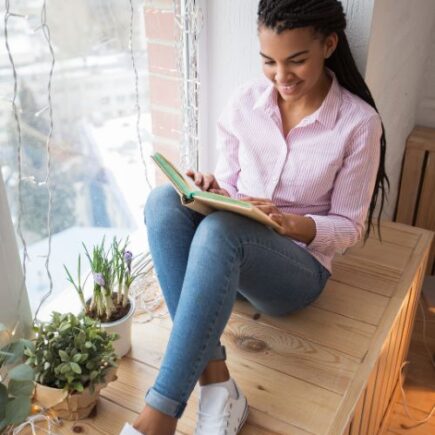 Jonge vrouw leest over Beleggen via Meesman en boeken over geld, financiën en money