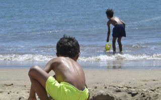 Jongens spelen op het strand
