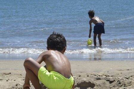 Jongens spelen op het strand