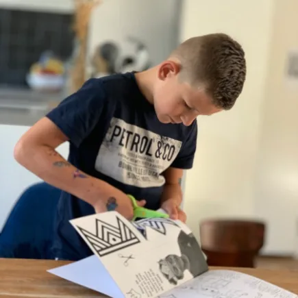 Jongens knutselen en kleuren ook