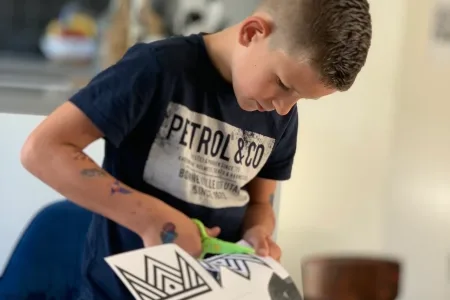 Jongens knutselen en kleuren ook