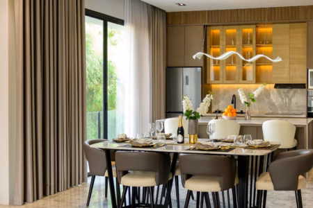 Beige verduisterende gordijnen bij de eettafel en open keuken met bar
